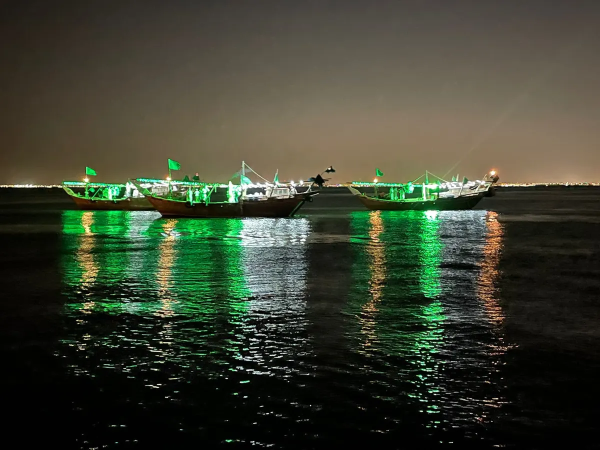 [اليوم الوطني] أطفال تاروت لبحارة المحيسنيات: عاش السعودي.. عاش.. عاش