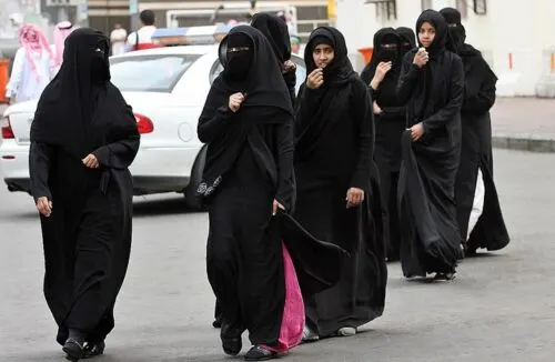 رابع حالة تحرش.. 3 سعوديين يضايقون شابة في سيارتها