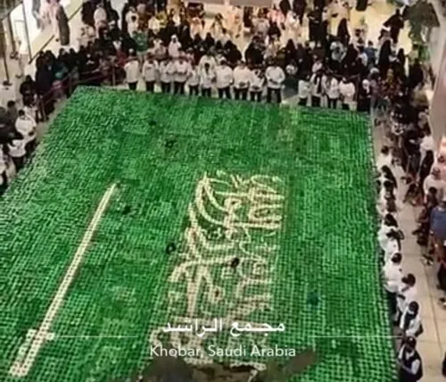 [اليوم الوطني] علم المملكة بـ«كب كيك» من التمر والدبس الحساوي يُدخل الشرقية «غينيس»