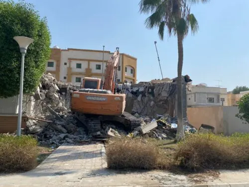 إزالة مبان تعدت على شارعين في الخبر