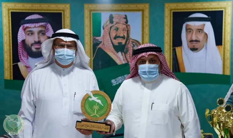 منحه درع النادي.. “السلام” يُكرم رئيس جمعية العوامية السابق