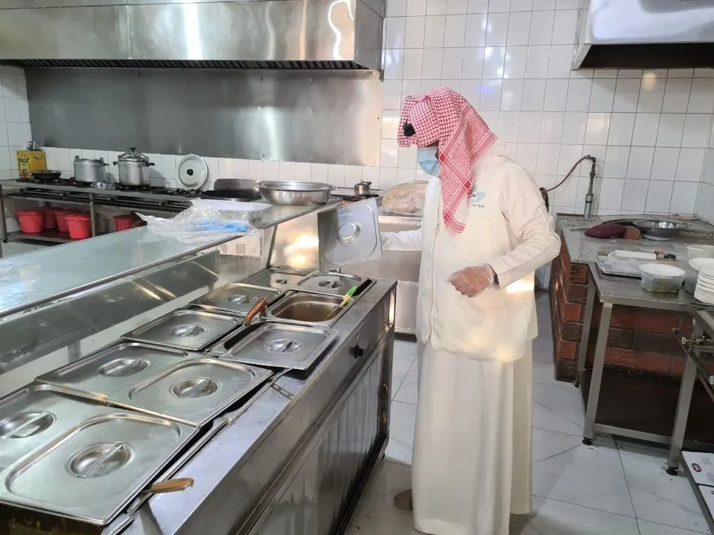 مطاعم تقدم أغذية «فاسدة».. لماذا لا يُشهر بها؟
