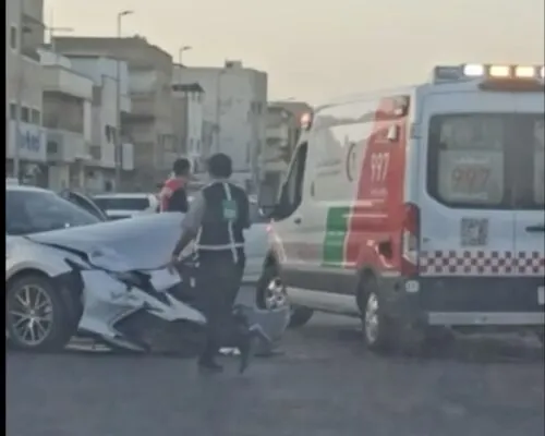 القطيف: تصادم سيارتين يؤدي إلى انقلاب إحداهما.. ولا إصابات