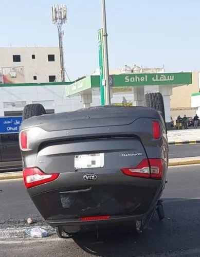 تاروت.. إصابة سائق وطفل في تصادم سيارتين تلاه انقلاب