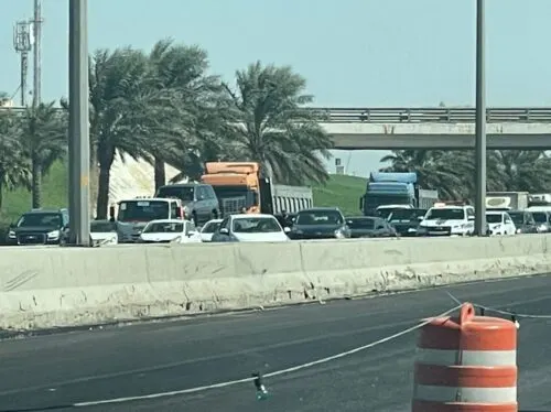 حادث ثلاثي يخنق طريق الظهران – الجبيل.. والصيانة تُربك الاتجاه المعاكس