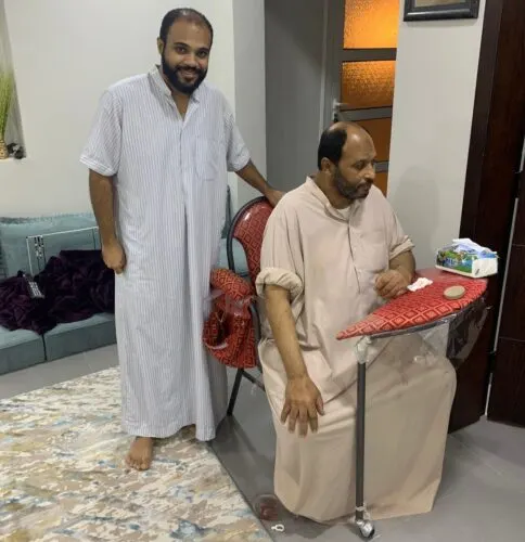 حسين وابنه علي الحصار عادا إلى المنزل.. وفي جسد الأب كلية الابن