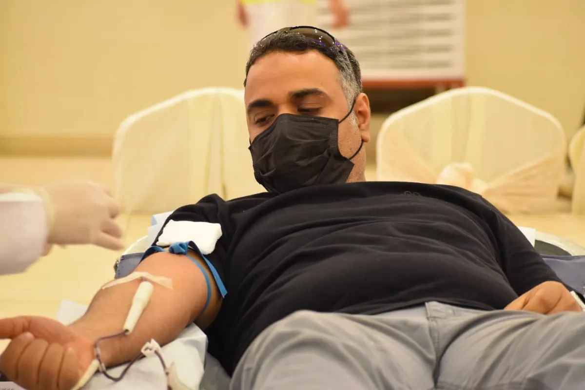 [اليوم الوطني] حلة محيش تهدي الوطن 108 آلاف «سي سي» دم في «بجودك أحيا»