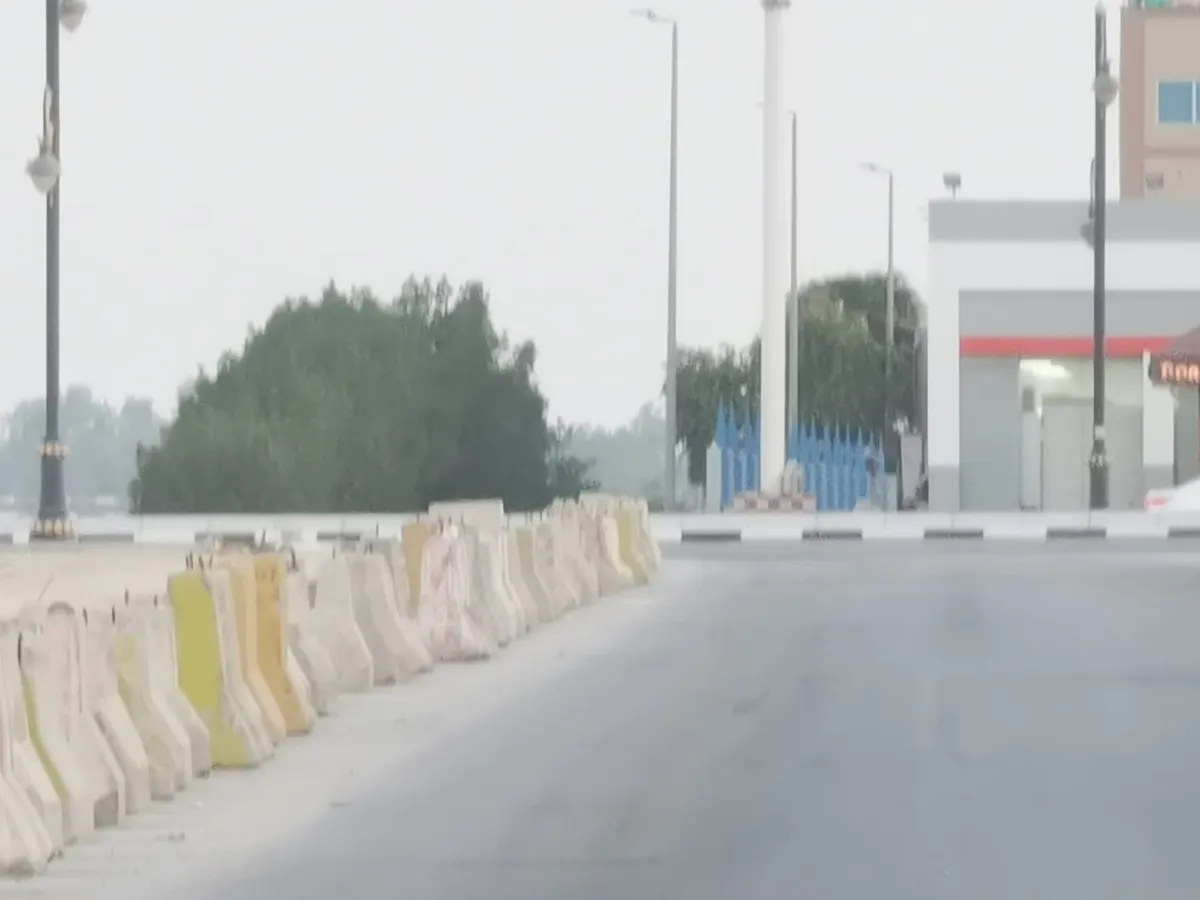 مواطن من القديح يتساءل: متى يتخلص حي “المشتل” من حواجزه الخرسانية..؟