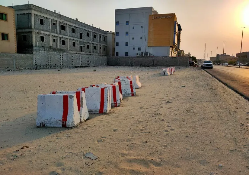 [صور] مدن القطيف وبلداتها تتخلص من 1400 حاجز خرساني