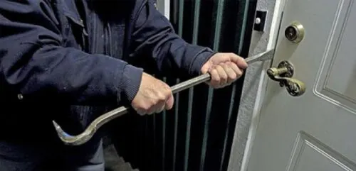 6 باكستانيين ينفذون 15 عملية سطو على مستودعات وشركات