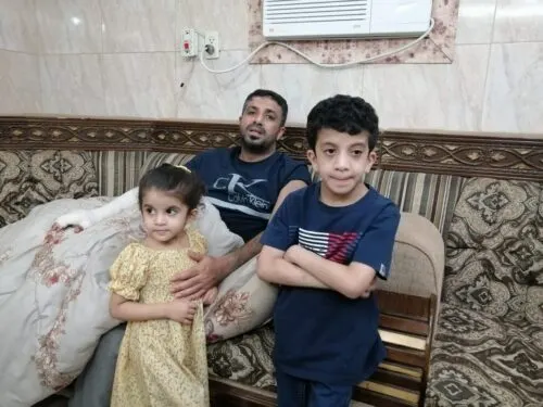 «قرت عينك» أم عاطف.. فؤاد الفرج عاد إلى منزله واحتضن طفليه عبدالله وفاطمة