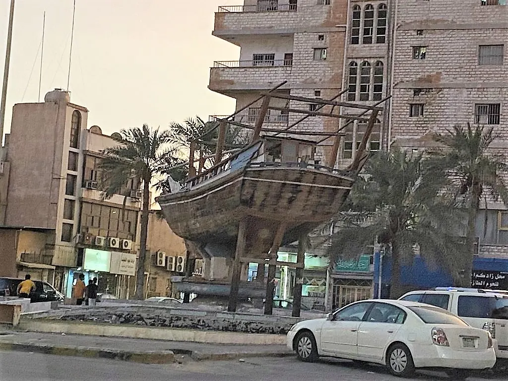[اقتراح] إلى بلدية القطيف: نقل مجسم السفينة إلى الواجهة البحرية