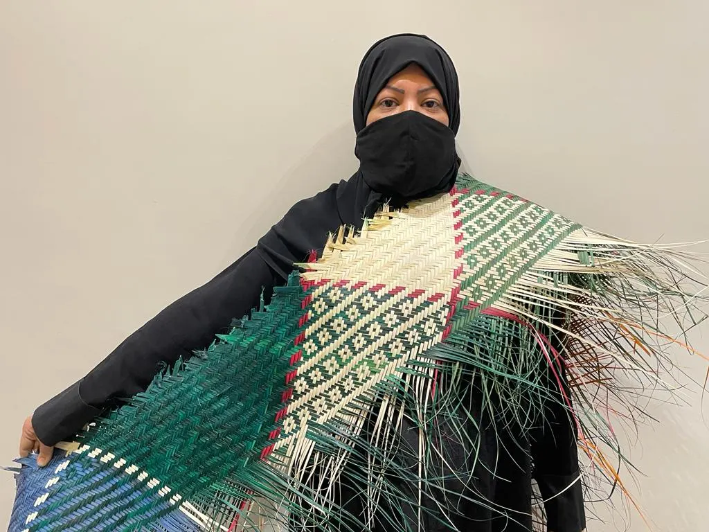 [اليوم الوطني] خُوص «عصُّوم» القطيفي يمزج «القط العسيري» مع «السدو النجدي»