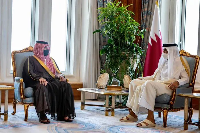 الأمير عبدالعزيز بن سعود يجتمع مع أمير قطر ورئيس الوزراء