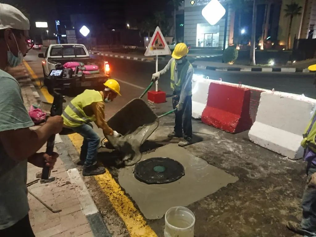 أمانه الشرقية تُعالج هبوطات غرف الخدمات في الطرق بمواد خرسانية