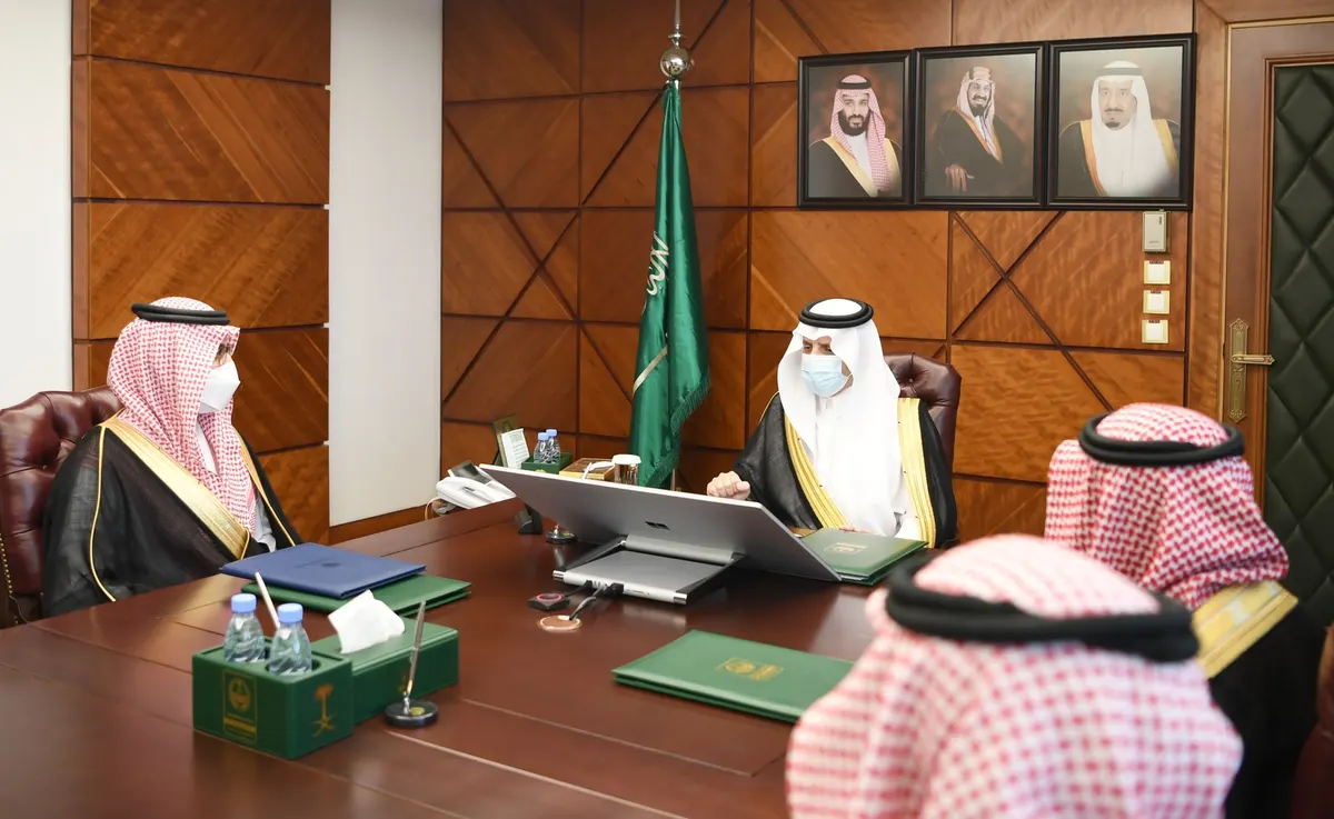 أمير الشرقية يطلع على برنامج تطوير المنافذ البرية.. ويستقبل السفير العماني