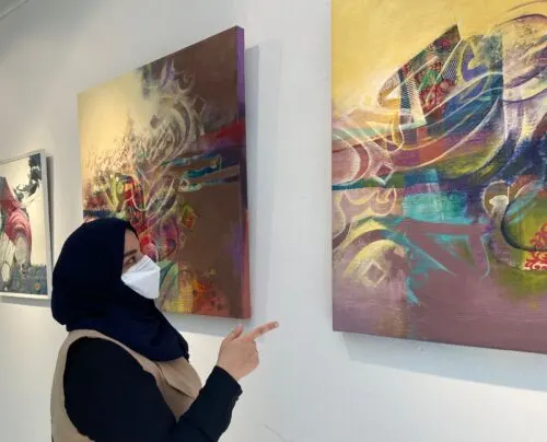 إيمان الجشي تمارس «غواية» التلاعب بالأبجدية في نيابولس