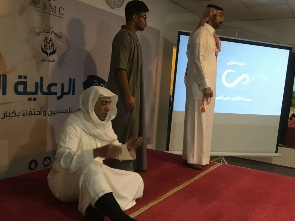 [مشهد] سيهات.. في احتفال الجمعية بيوم المسنين.. عجوز يصرخ لابنه: “أبغى أطلع”