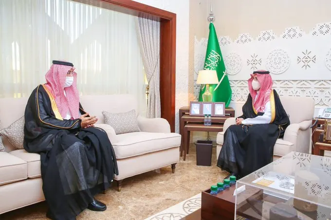 نائب أمير الشرقية يطّلع على إنجازات “البنك المركزي” في الدمام