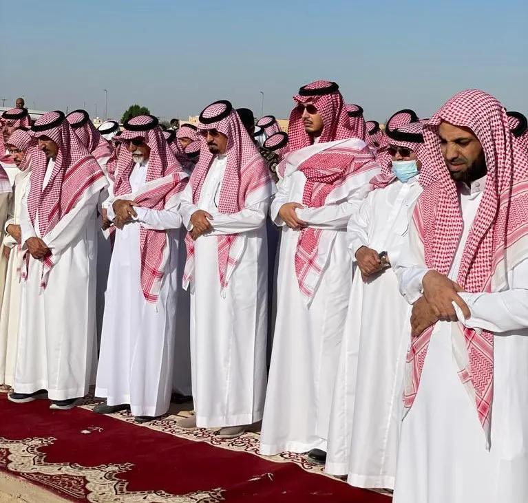 نائب أمير الشرقية يؤدي صلاة الميت على بن حثلين