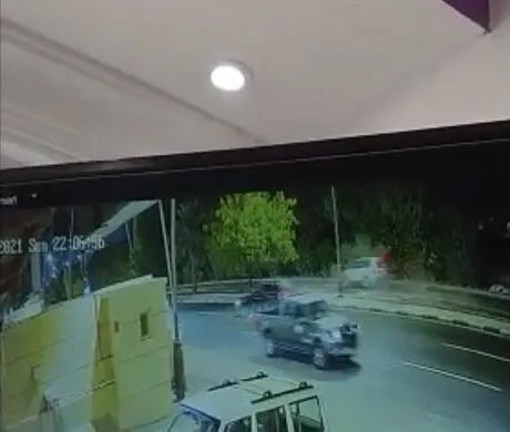 [فيديو] حادث سيهات.. سائق ثالث صدم الـ«هيونداي» ولاذ بالفرار