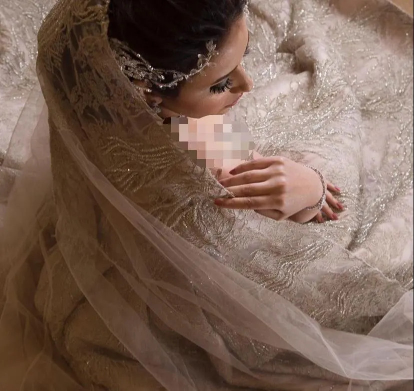 [أزياء] فساتين جميلات القطيف.. بلمسات بناتها