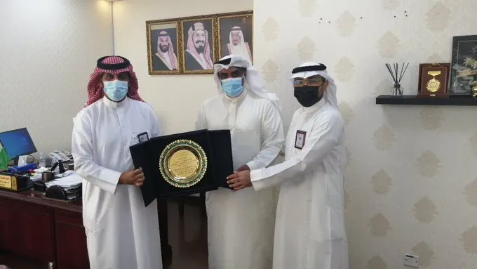 مستشفى رأس تنورة يكرم متطوعي “تنمية صفوى” في عيادة كورونا