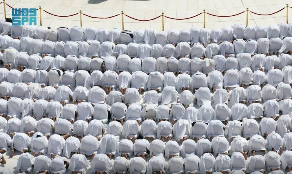 [صور] بعد كورونا.. أول جُمعة ترصّ صُفوف المصلين في الحرم المكي