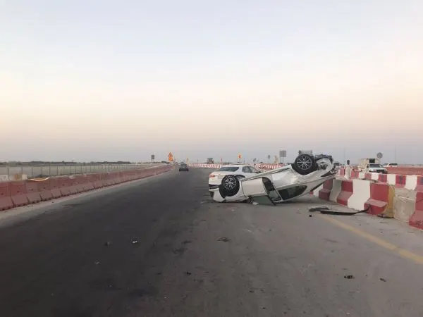 [صور] في تحويلة صفوى.. السرعة تقلب “فورد” بين الحاجزين.. ولا إصابات