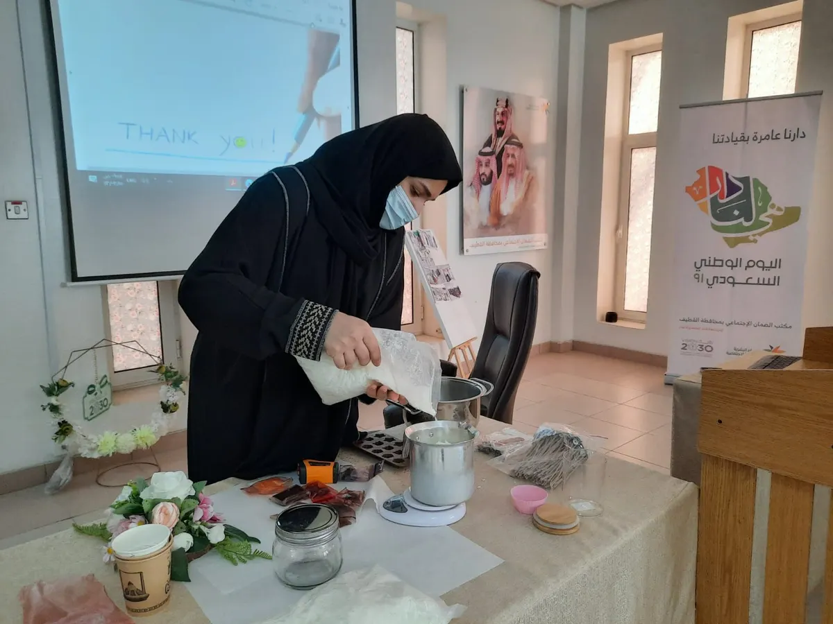 القطيف.. 21 سيدة يتعلمن صناعة الشموع.. من الإذابة إلى التلوين فالتعطير
