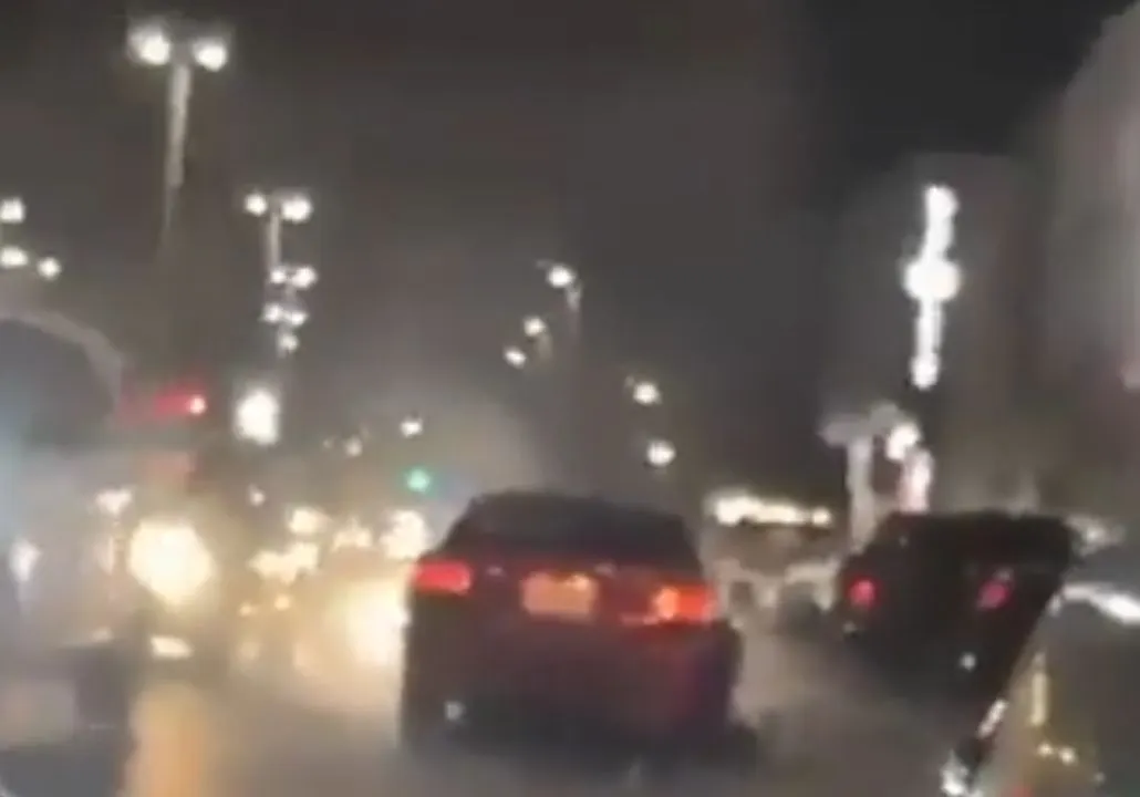 سائق يسير عكس الاتجاه ويصدم السيارات