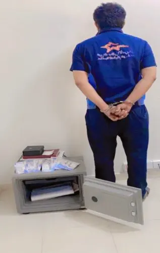 الكاميرات تكشف سطو 6 سعوديين بأسلحة بيضاء على محل تجاري