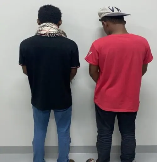 يمنيان ينتحلان صفة «موظف حكومي» لسلب الوافدين