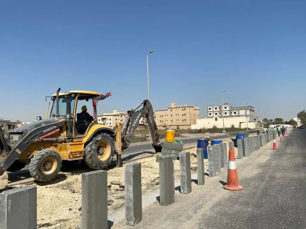 بطول 5100 متر طولي.. تأهيل 3 طر ق في القديح وعنك