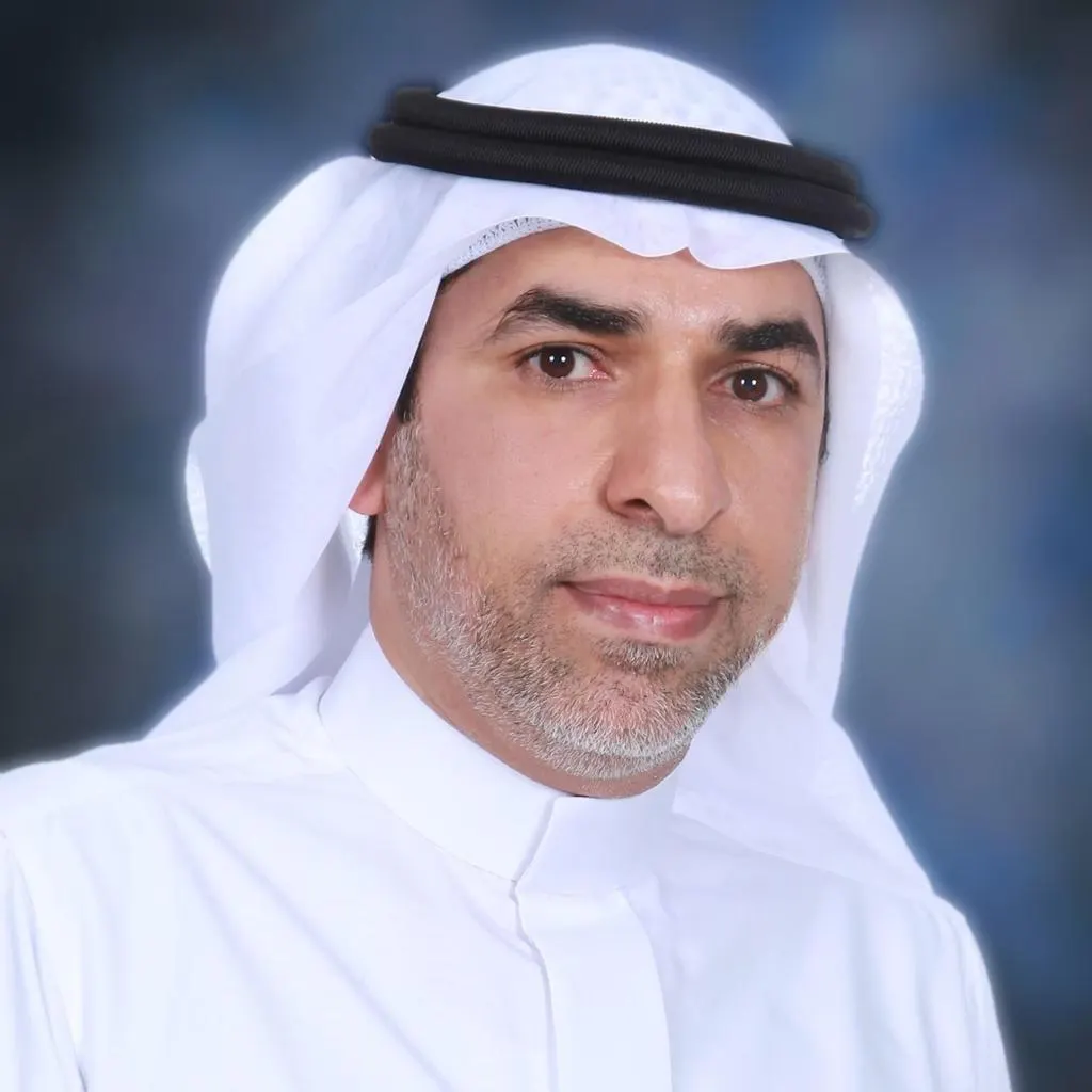 آل زايد يتيه في ردهات معرض الرياض ليحتفي بولادة رواياته الأربع