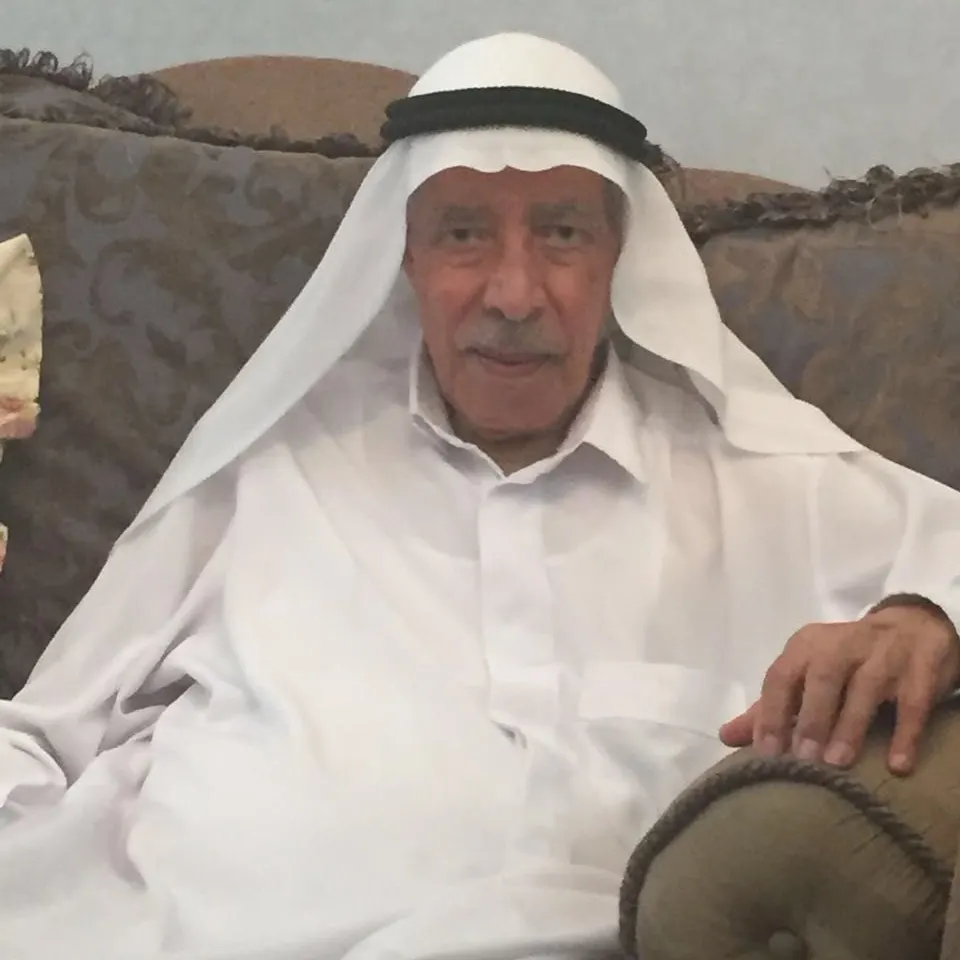 [قُم للمعلم] الفارس فتح فصولاً في منزله لتعليم طلاب خدموا في الجيش والوزارات و«الشورى»