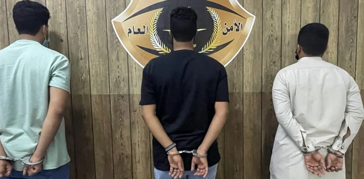 طمعوا في آلاف المشاهدات بـ “تمثيل سرقة”.. فحصلوا على 3 “كلَبشات”
