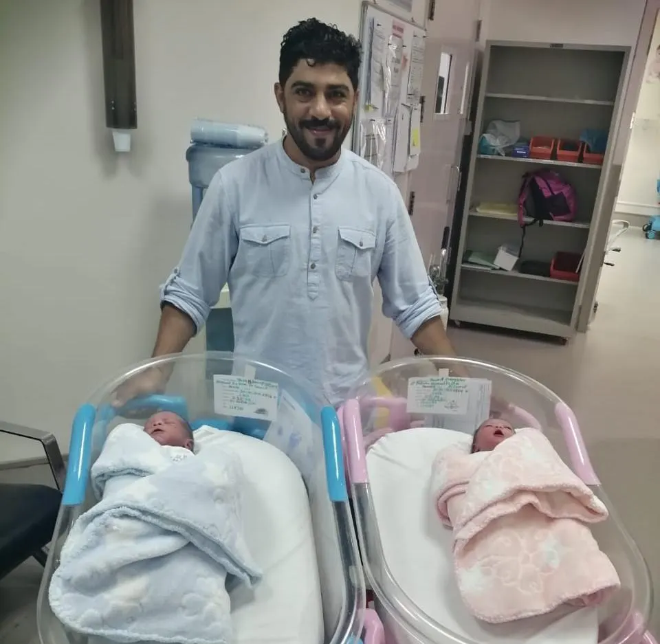 [فيديو] “إن الله مع الصابرين” تمنح العقيلي والصواف توأماً بعد حرمان 11 سنة