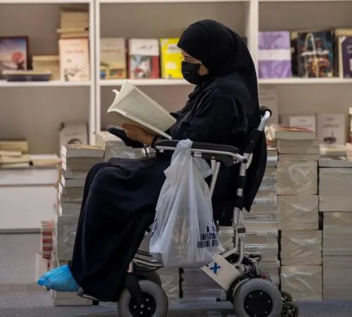 الكتاب ما يزال «خَيْرُ جَلِيْسٍ» للسعوديين.. لكنهم هجروا القراطيس إلى e