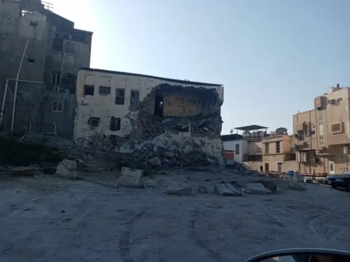 [صور] ديرة تاروت تعود إلى الواجهة.. انهيار منزل الحيدر يذكّر بسرعة التحرك لإنقاذ الآثار