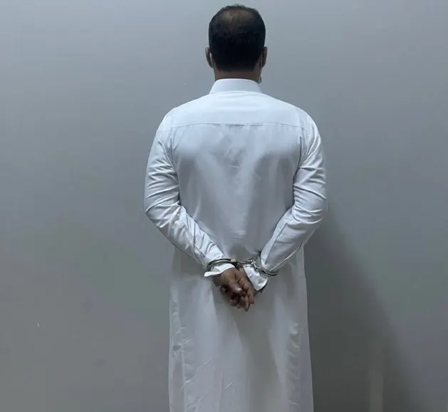 اعتداء لفظي وجسدي على عامل يُحيل مواطناً إلى النيابة