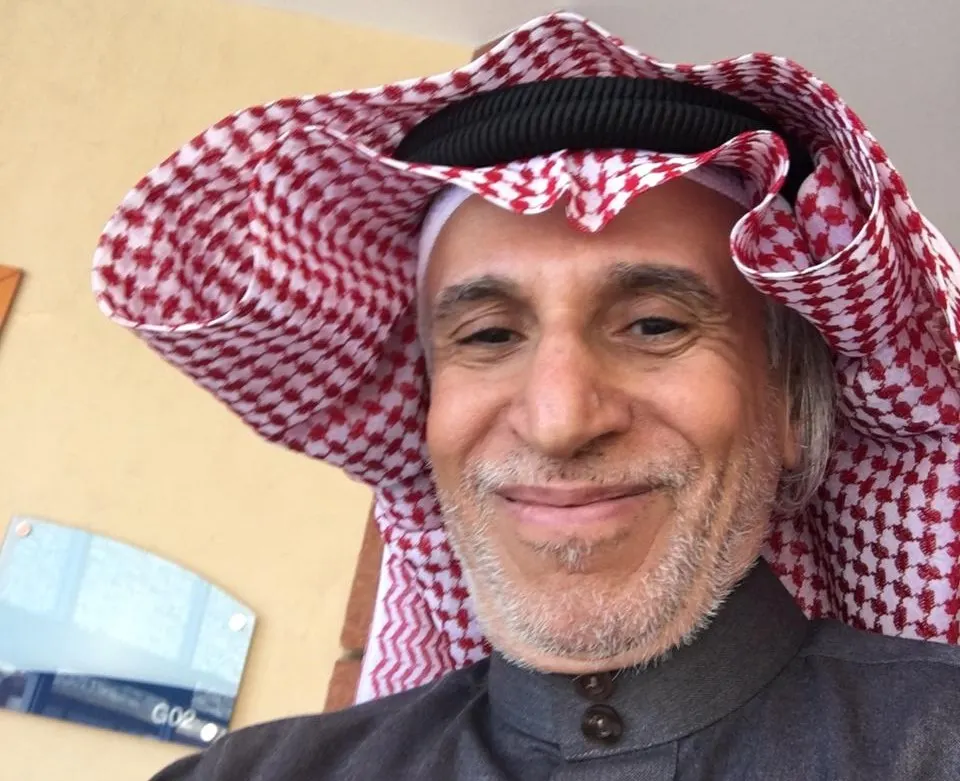 الأجساد مجتمعة والقلوب على اتصال بعيد