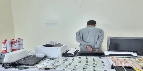 يبيعها للعمال.. باكستاني يزور إقامات ورُخص سير