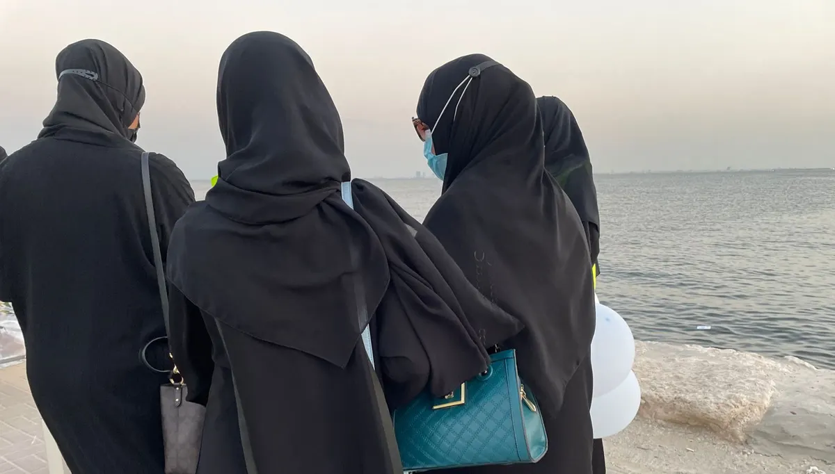 بنات دارين يتّحدن ضد البلاستيك في كورنيش المحيسنيات