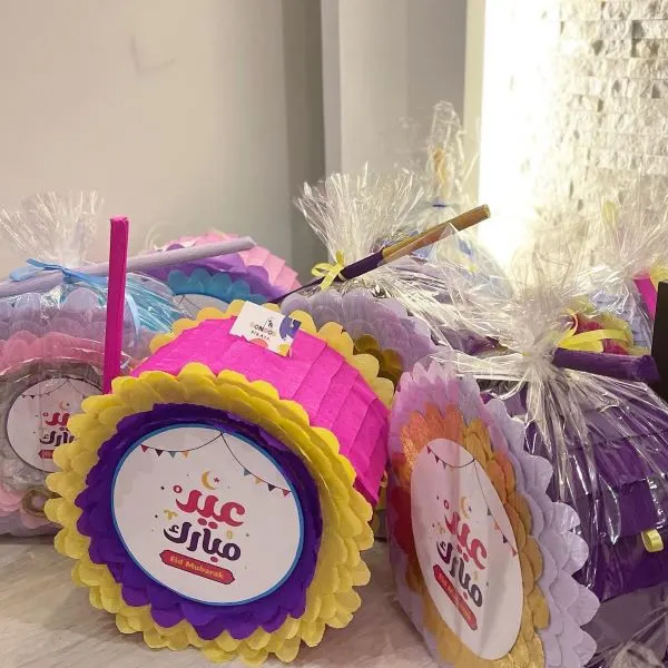 عبر مجسمات “البنياتا”..سندس تصنع السعادة من الضرب بالعصا