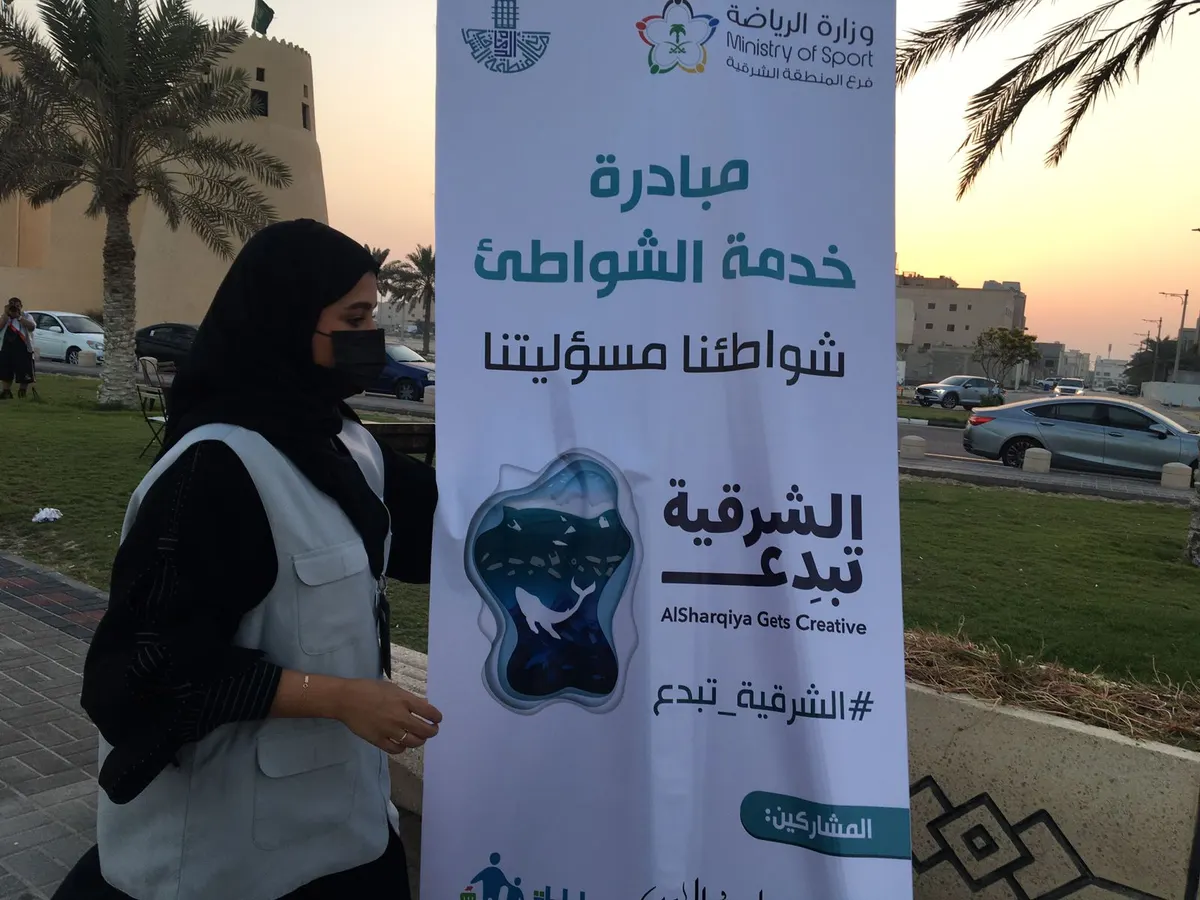 [صور] أيادٍ متطوعة تلتقط 15 كيس قمامة من كورنيش الشبيلي