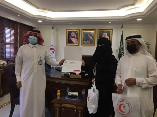 بعد إنقاذها الباكستاني.. «الهلال الأحمر».. يكرم الممرضة زهراء الكاظم