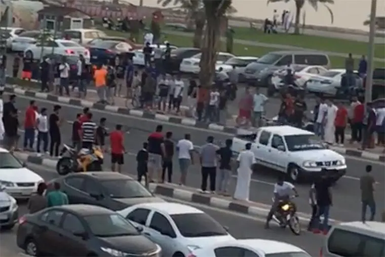 في شاطيء غدير سيهات.. طيش شباب يختلط برائحة “المعسّل”