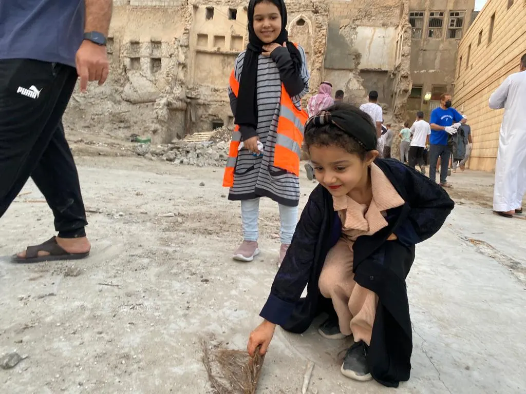 بينهم أطفال.. متطوعو “دروازة” يشاركون البلدية في تنظيف “الزريب”
