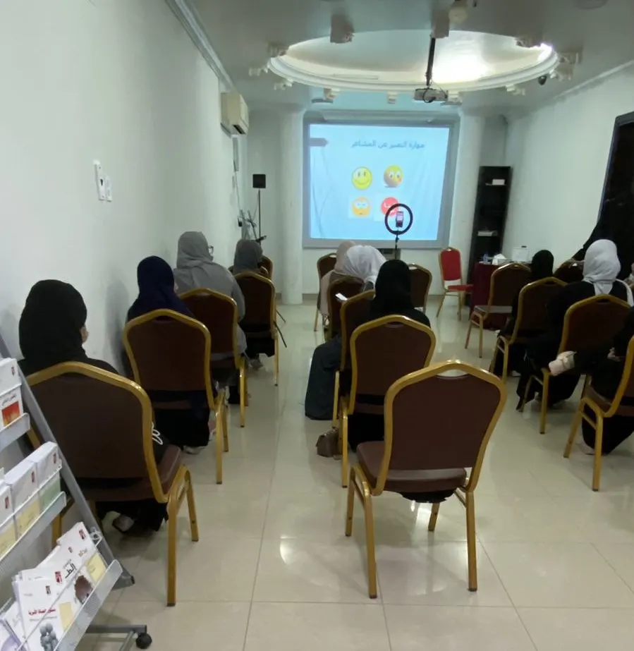 اختصاصية تحذر الآباء: لا تنفروا من أسئلة أبنائكم المراهقين